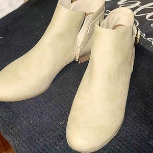 Ladies St. Johns Bay Light Tan Ankle Boots Sz 8